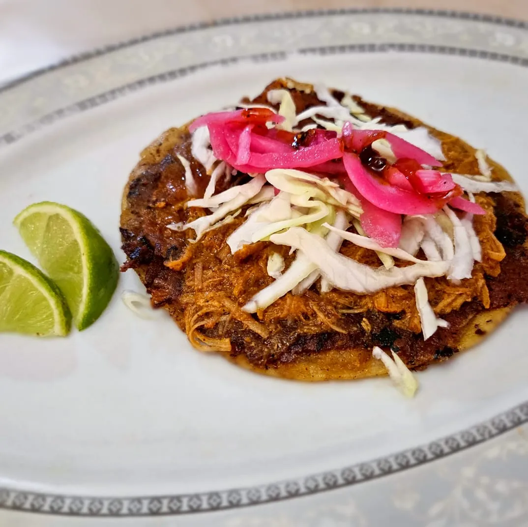 Taco de pierna estilo barbacoa con Queso 