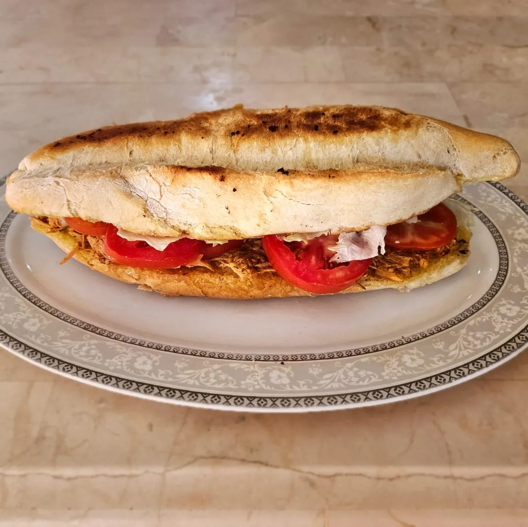 Lonche de pierna estilo barbacoa con queso 