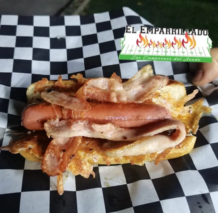 Hotdog super con queso y tocino 